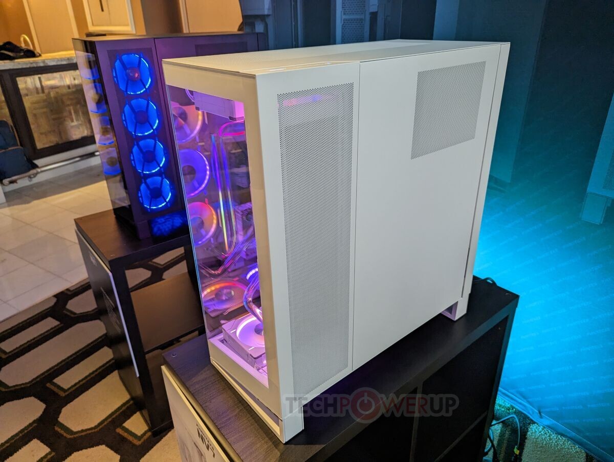 Phanteks ma nowe, bardzo pojemne obudowy z RGB LED