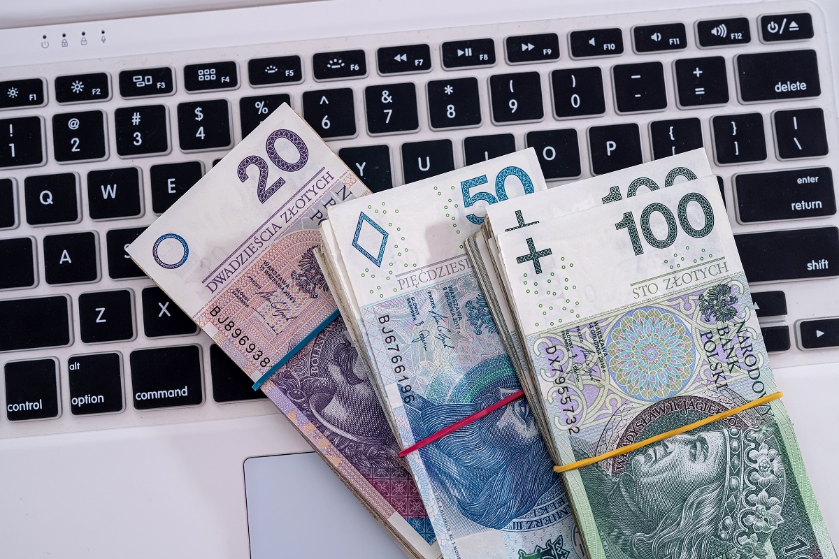Polacy płacą rzadziej ale więcej. KIR udostępnia statystyki za 2022