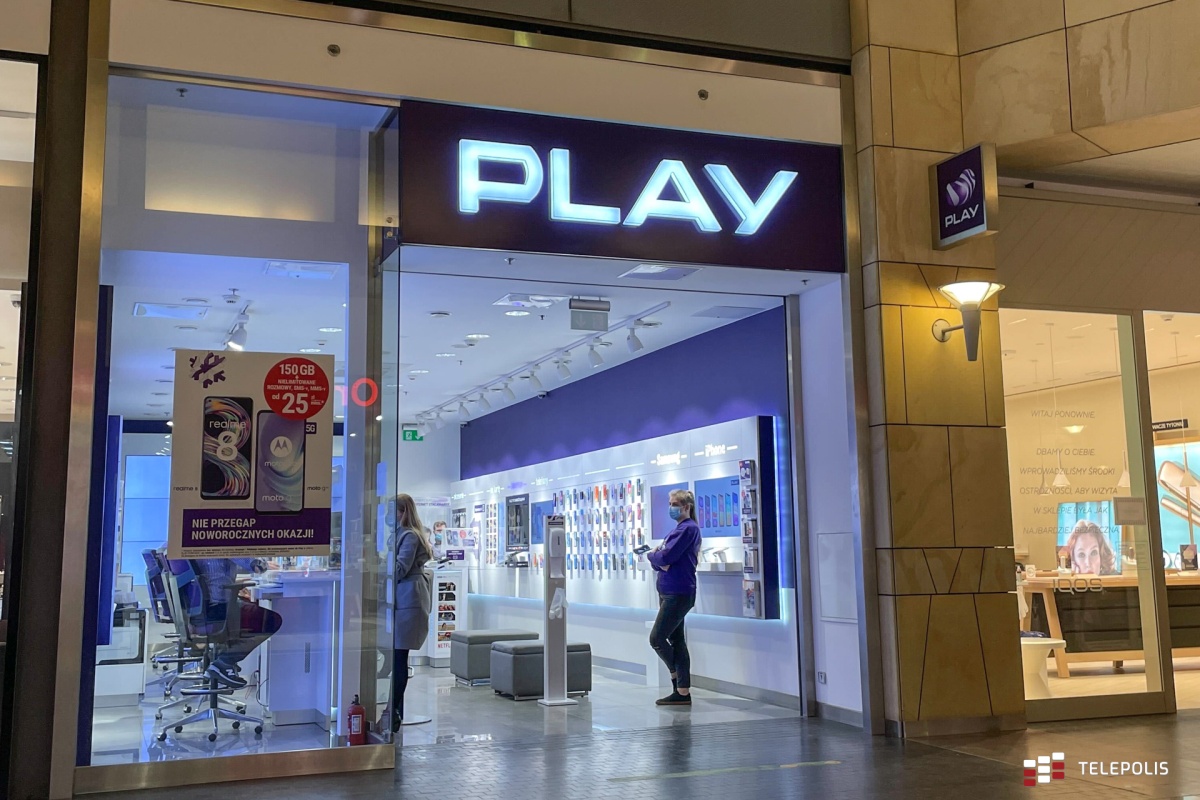 Play kusi darmowymi ratami. Taniej smartfony Samsung i Motorola