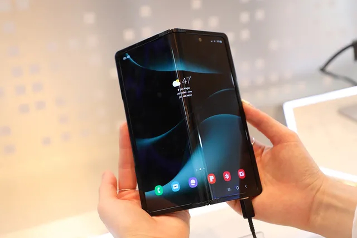 Samsung pokazał wyświetlacz zginany w dwie strony