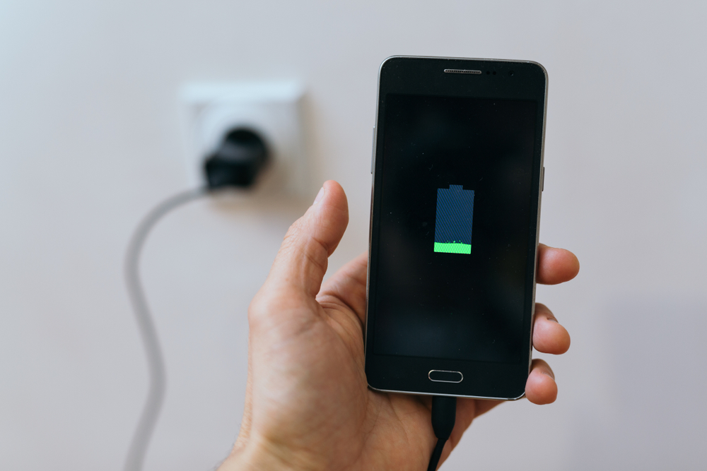 Ładowanie smartfonu zmieni się nie do poznania. Jest decyzja