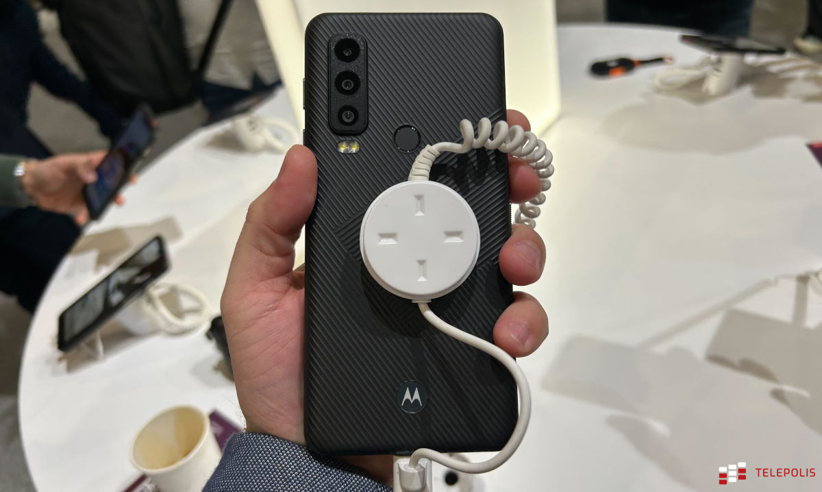Motorola Defy Satellite Link: komunikacja satelitarna w każdym smartfonie