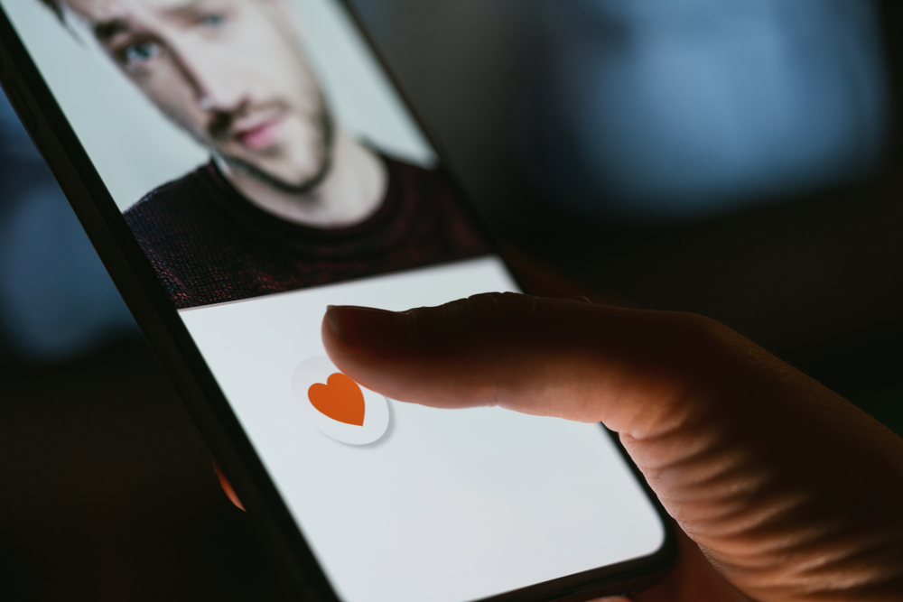 Tinder: Szukaj miłości bez ryzyka, że spotkasz rodzinę