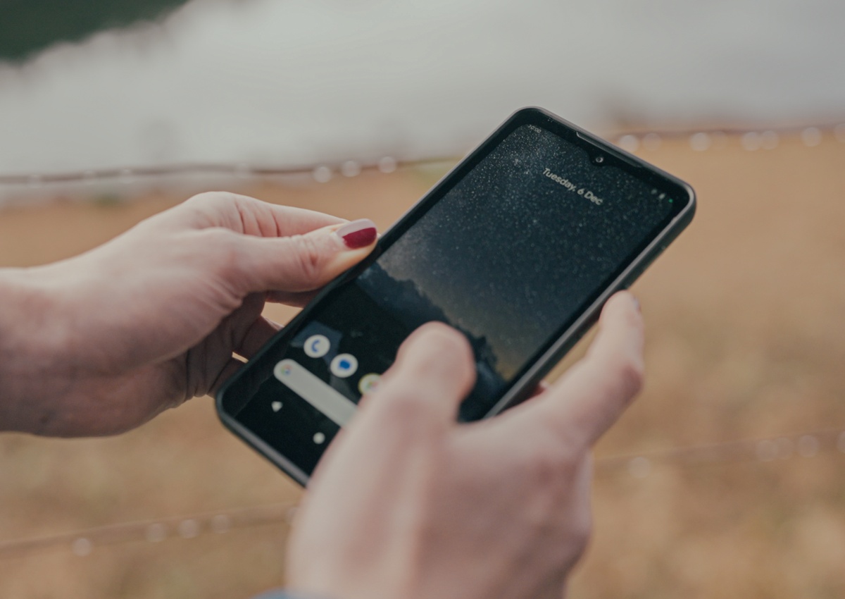 Cat S75 – pancerny smartfon z komunikacją satelitarną