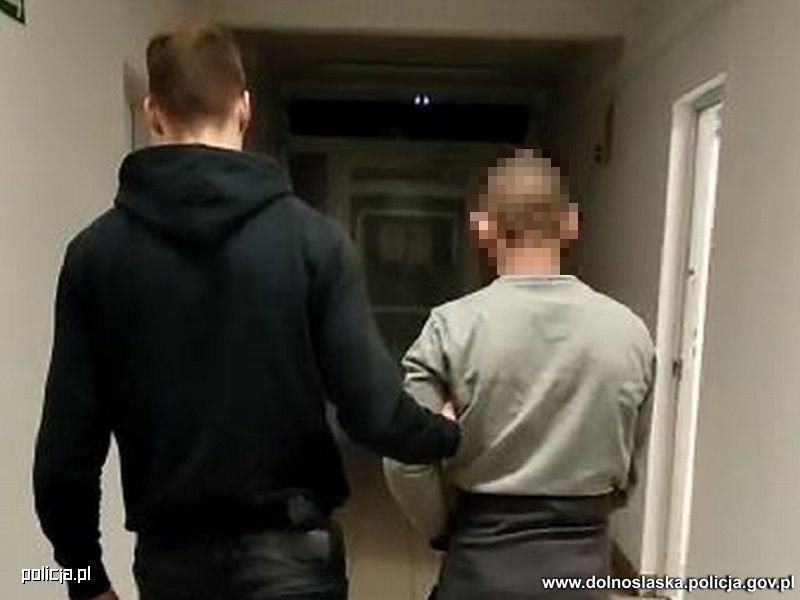 Wybuch w Głogowie. Bankomat pękł, ale złodzieje też