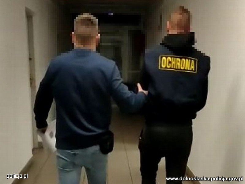 Wybuch w Głogowie. Bankomat pękł, ale złodzieje też