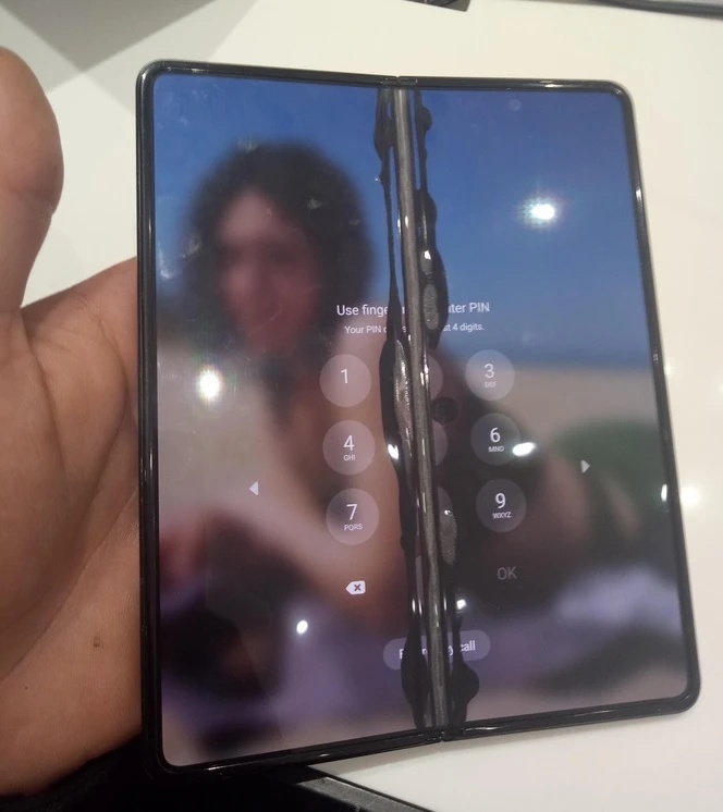 Samsung Galaxy Z Fold3 i pękające ekrany