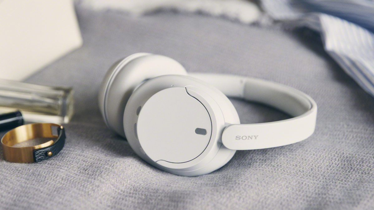 Sony ma nowe słuchawki. Wbudowany akumulator wyrywa z butów