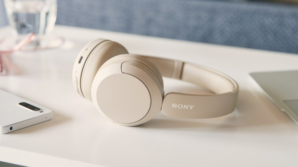 Sony ma nowe słuchawki. Wbudowany akumulator wyrywa z butów