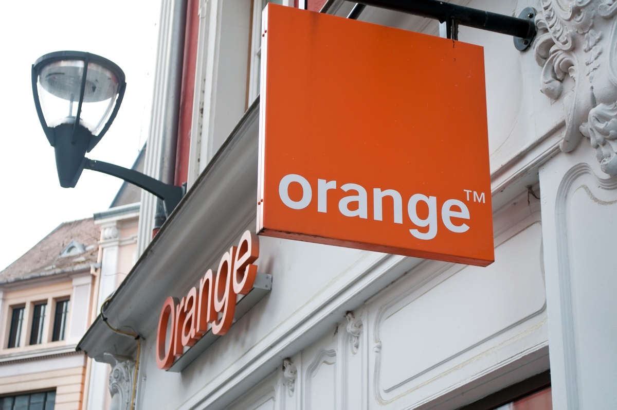 Orange z futurystyczną nowością, w tle satelity