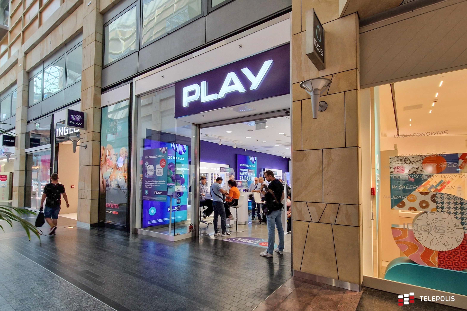 Play rozdaje prezenty. 2 raty gratis za iPhone'a to jeden z nich