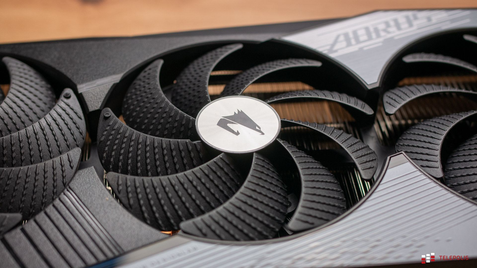 Karta graficzna z ekranem LCD. Aorus GeForce RTX 4080 Master – test