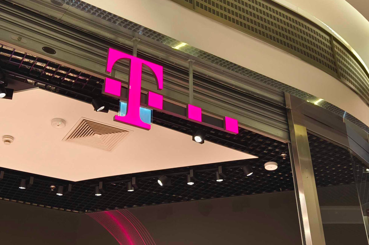T-Mobile na odlotach postawił domki i słupki. Skorzystasz z nich za darmo