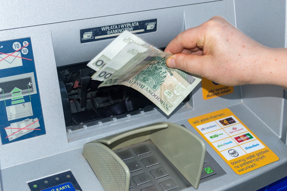 Wypłacasz z bankomatu? Uważaj, można za to słono zabulić