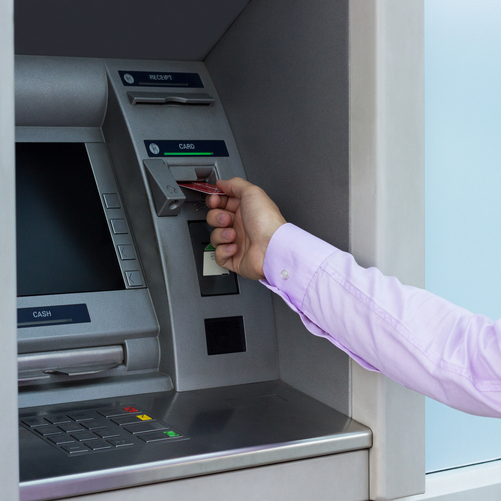 Polacy przy bankomacie o tym zapominają. Igrają z ogniem