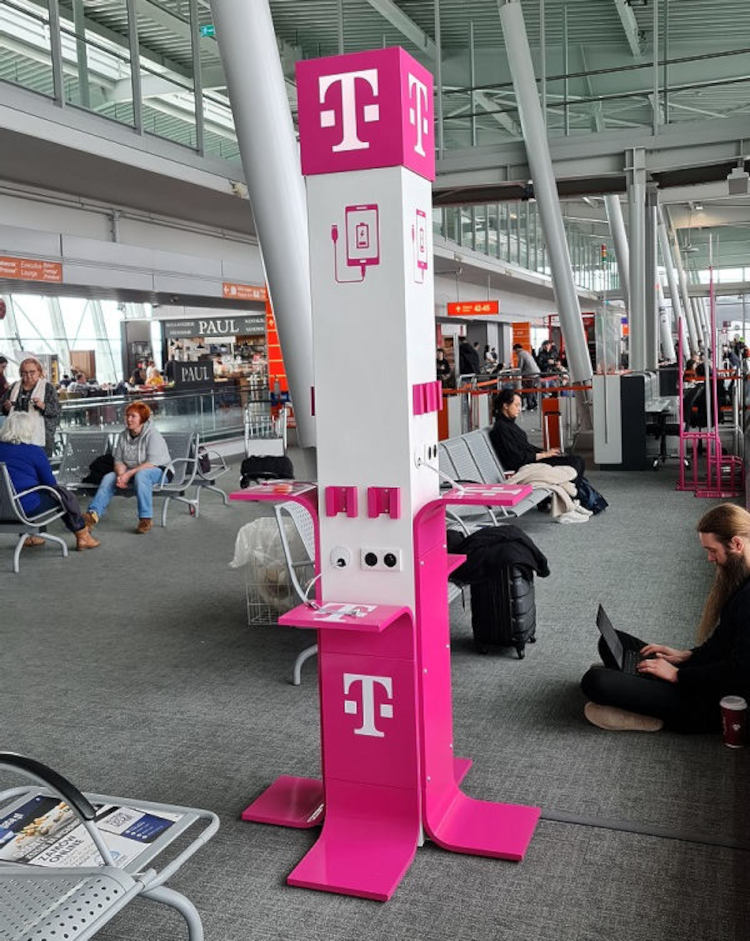 T-Mobile na odlotach postawił domki i słupki. Skorzystasz z nich za darmo