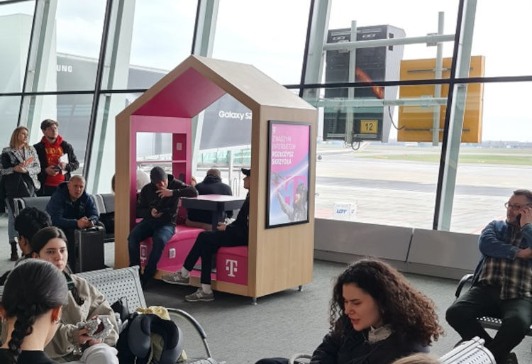 T-Mobile na odlotach postawił domki i słupki. Skorzystasz z nich za darmo