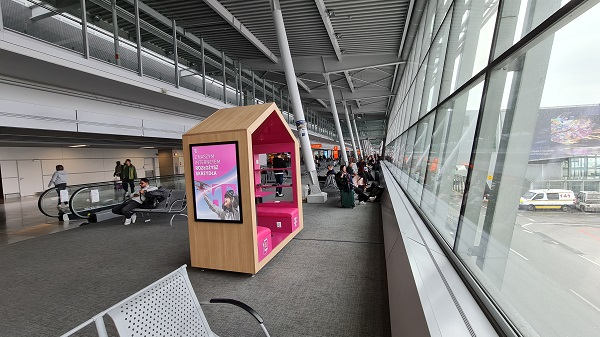T-Mobile na odlotach postawił domki i słupki. Skorzystasz z nich za darmo