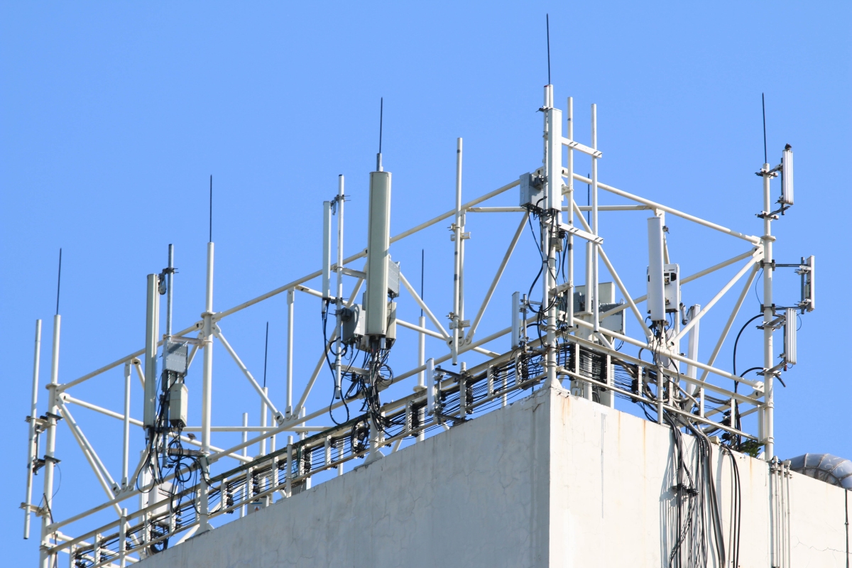 Play i Plus chcą przedłużyć rezerwację na 900 MHz. Ruszyły konsultacje