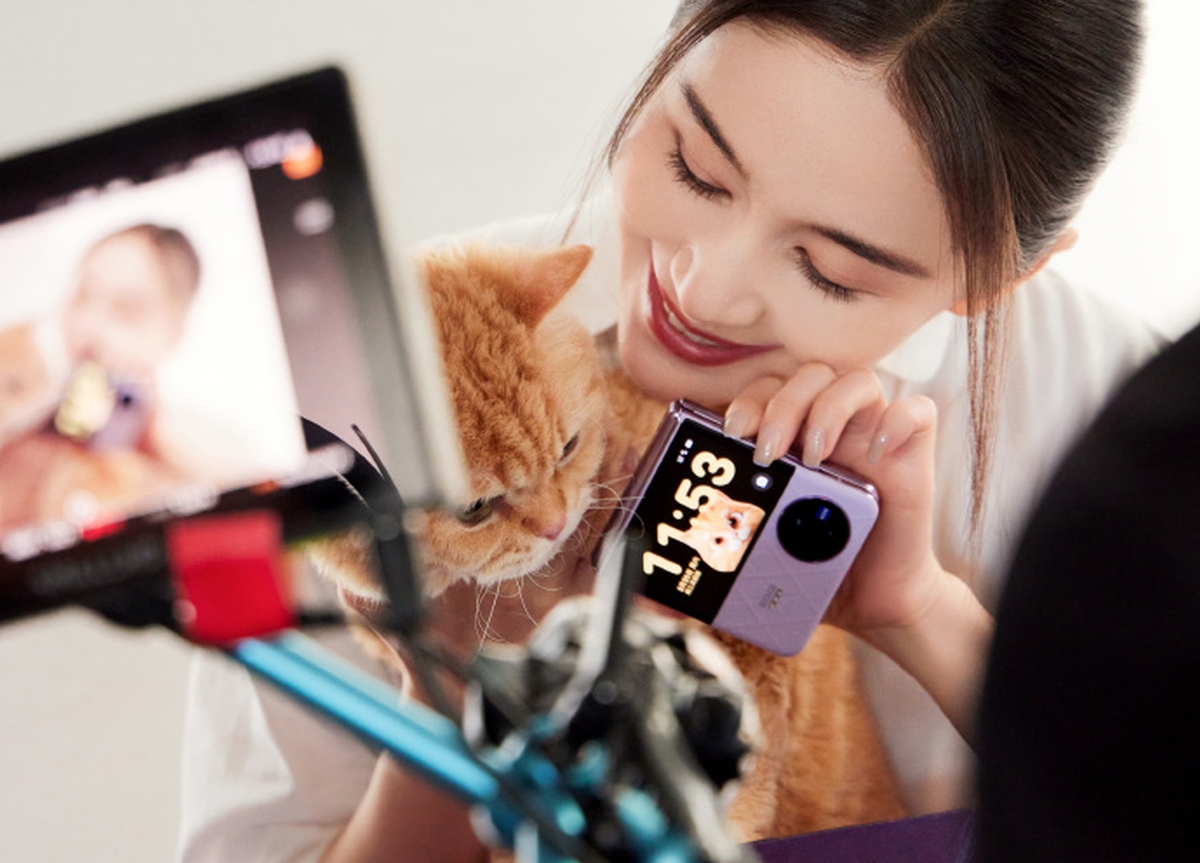 Vivo X Flip na zdjęciu. To nowy konkurent Galaxy Z Flip4