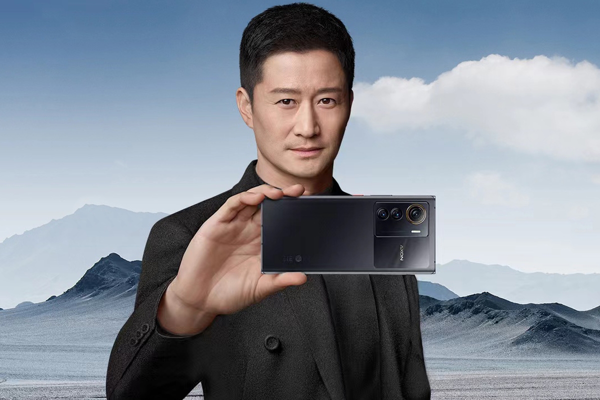 ZTE Axon 50 Ultra zaprezentowany. To smartfon z łącznością satelitarną