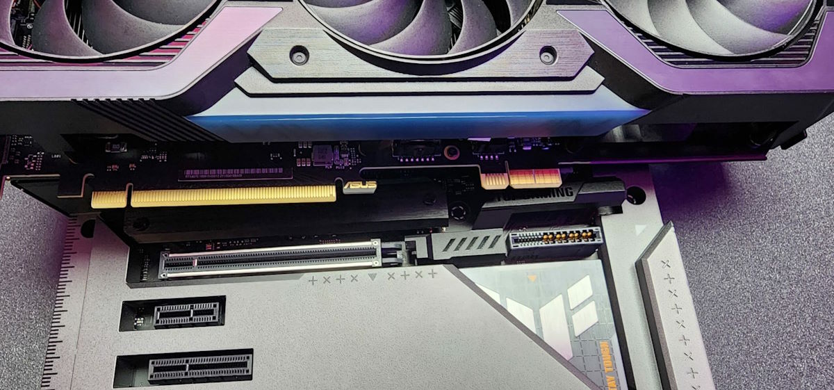 Takie karty GeForce RTX 40 jeszcze nie widziałeś. Nie ma złącza zasilania