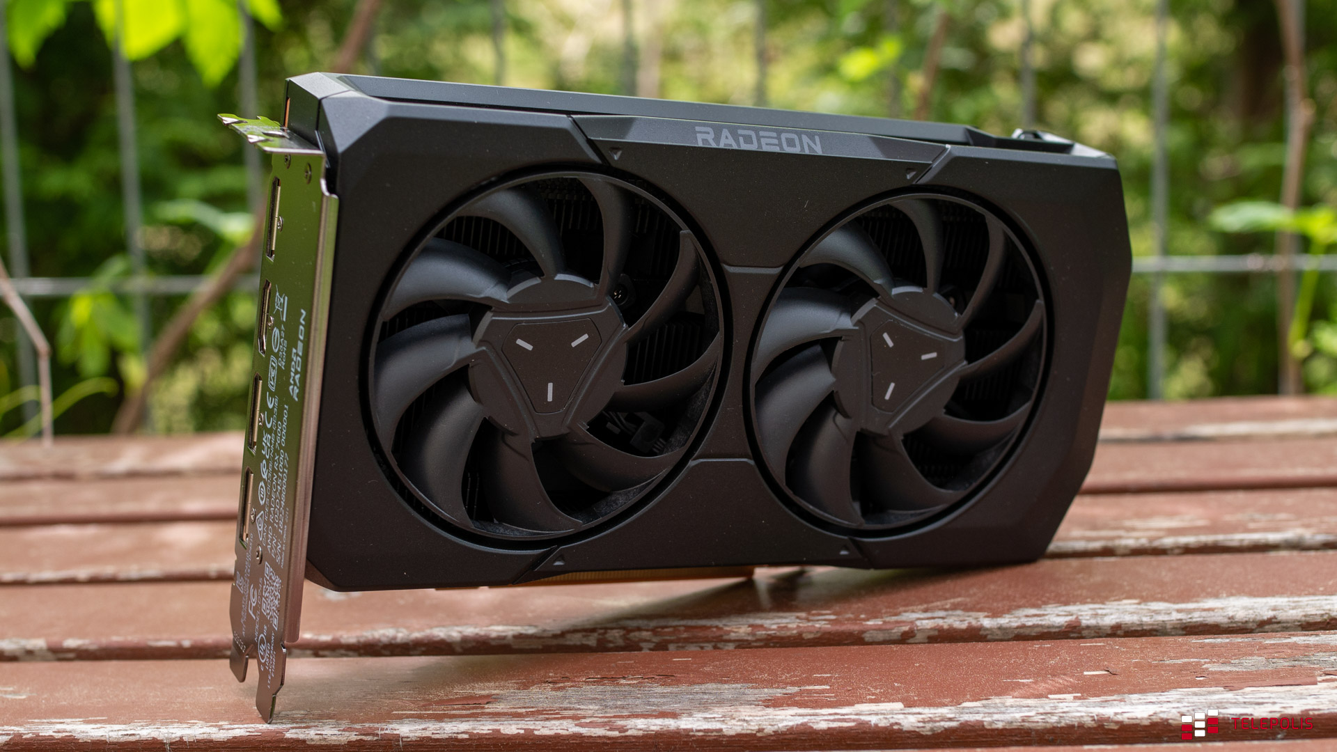 AMD Radeon RX 9060 XT trafia do sprzedaży. Ale w Polsce jak w lesie