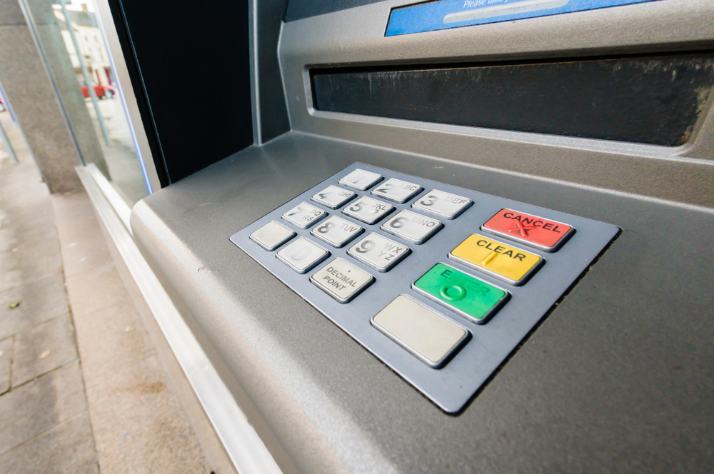Koniec gotówki? Bankomaty znikają jeden po drugim