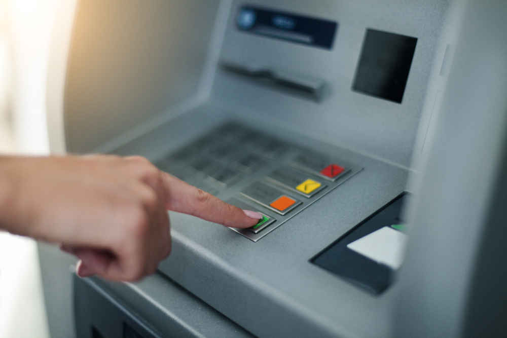 Sposób na bankomat. Włóż zwykły papier, wyjmij gotówkę