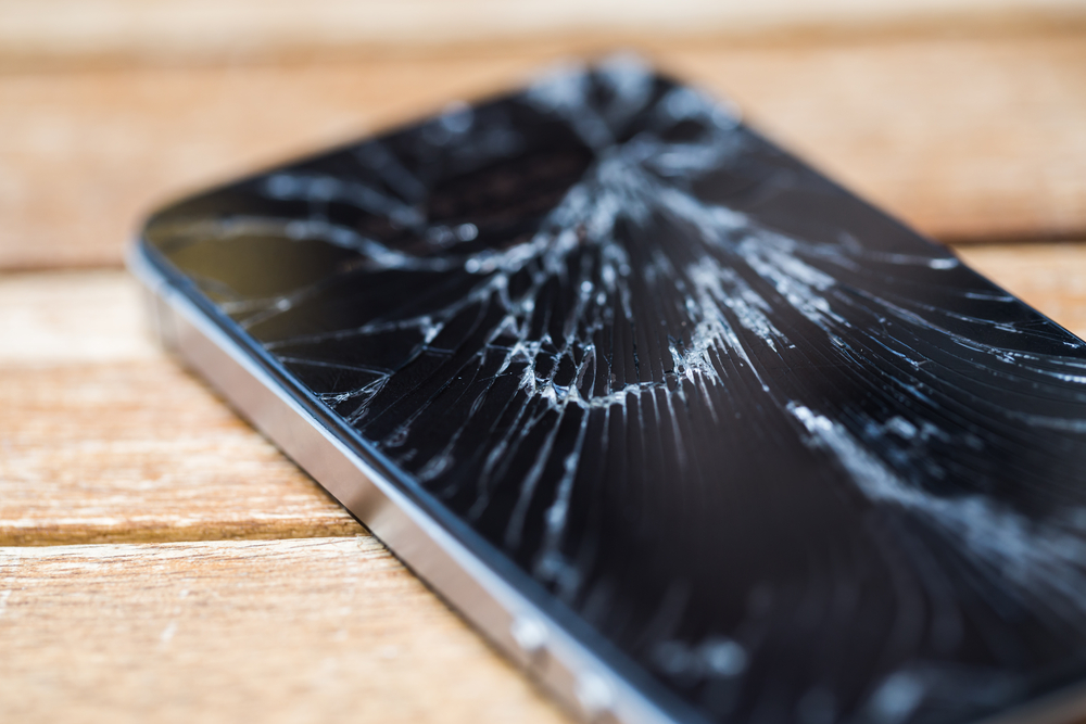 Oddała telefon do naprawy. Serwis „skasował” ponad 393 tys. zł