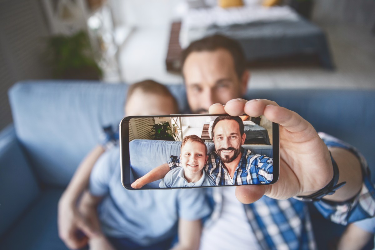 Ojcowie pilnują, co ich dzieci robią na smartfonie