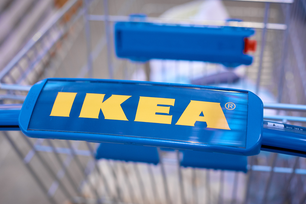 IKEA zrobiła sofę do mikrokawalerki. Schowasz ją w kopercie