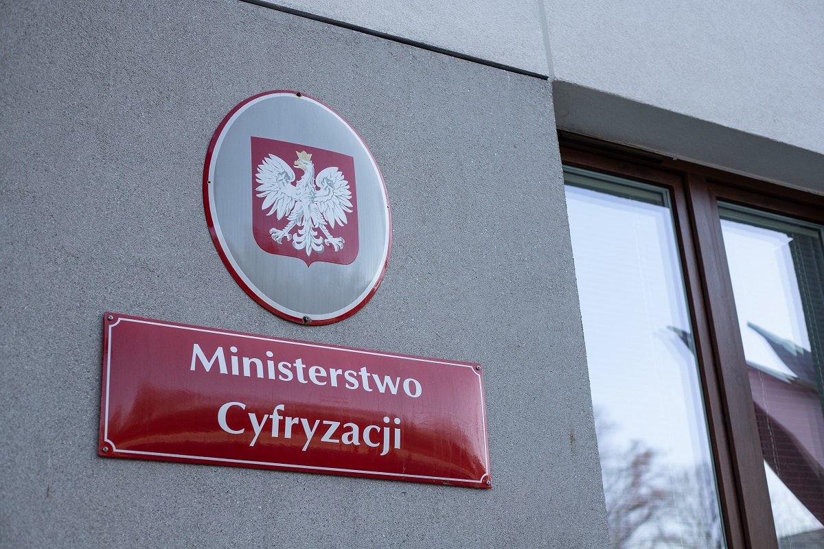 Przetarg na laptopy nie zostanie unieważniony. Ministerstwo wyjaśnia