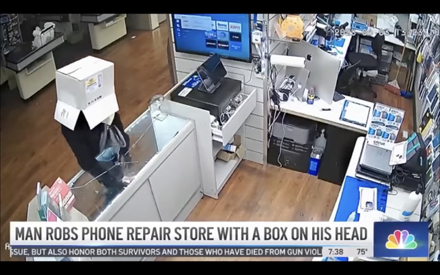 Złodziej roku. Poszedł kraść iPhone'y z kartonem na głowie