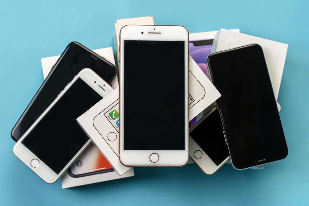 Okleił się iPhone'ami. Służby zaalarmował jego pokraczny chód