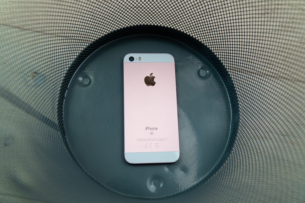iPhone zakazany. W dodatku telefon trzeba wymienić na własny koszt