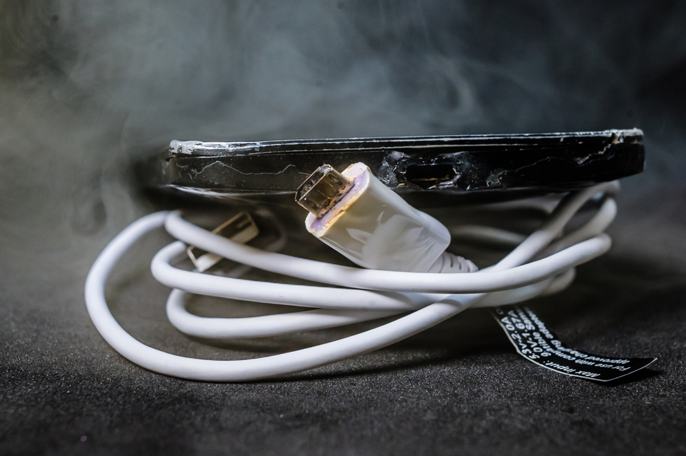 Wybuchł telefon znanej marki. Właściciel oskarża operatora