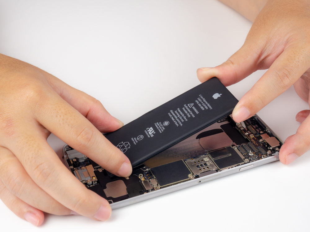 Twój iPhone szybciej się zepsuje. Apple straszy klientów