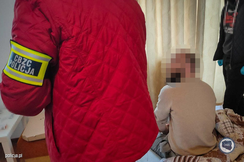 Oszust wyłudził tysiące kodów szybkich płatności. Uciekał policji przez 4 lata