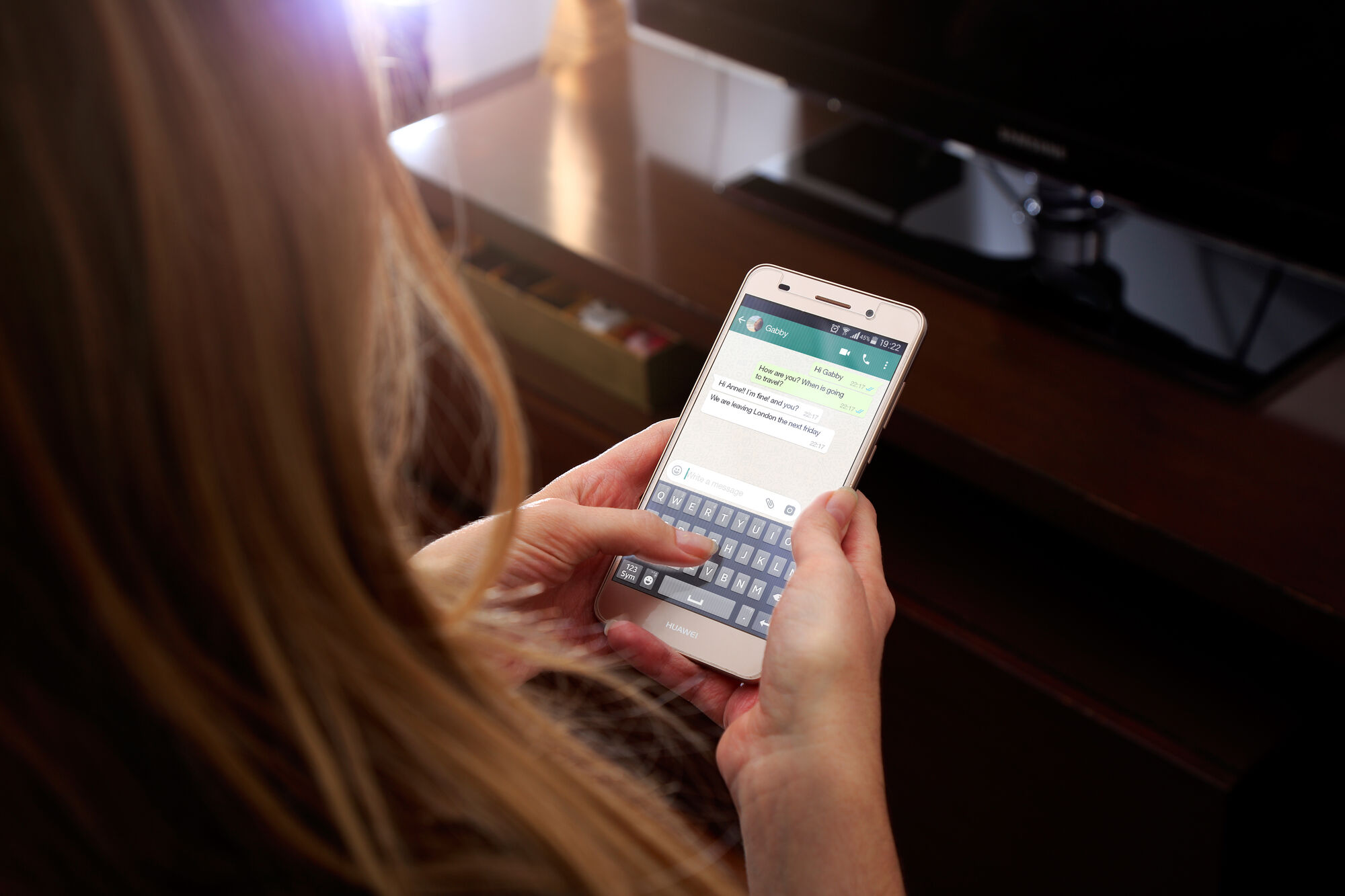 Natychmiast usuń to z telefonu. Wykrada twoje rozmowy