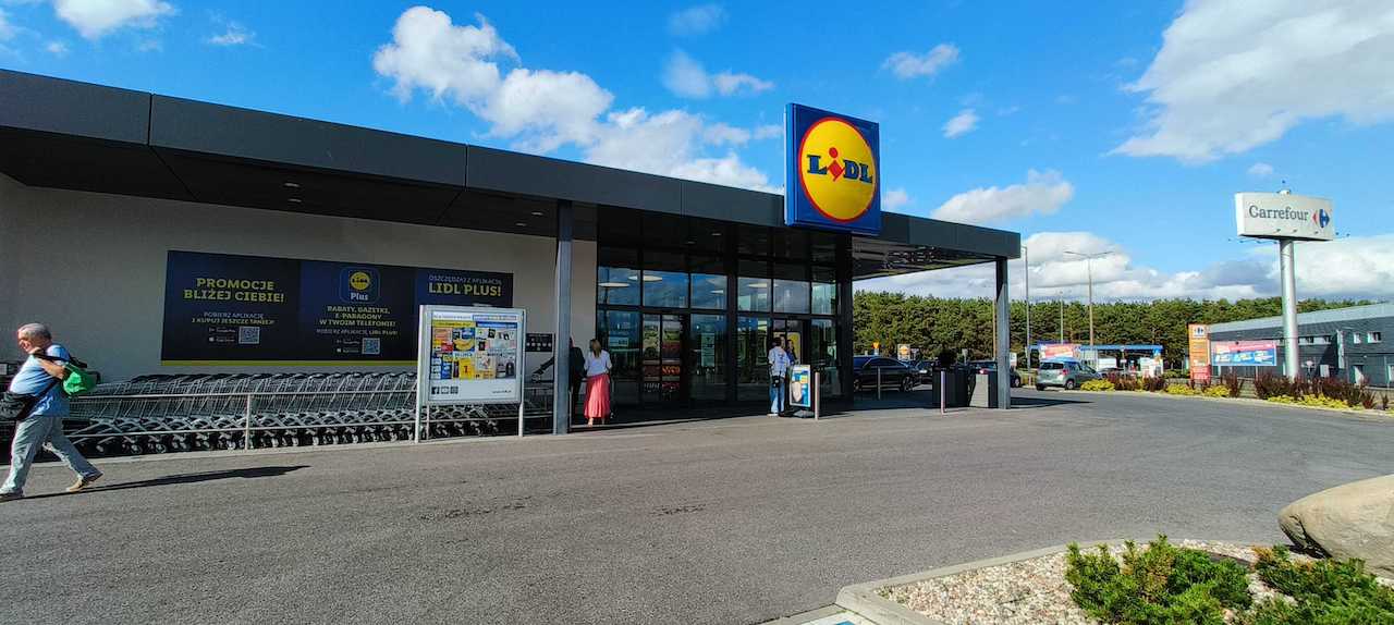 Lidl oddaje klientom pieniądze, w tle pornografia