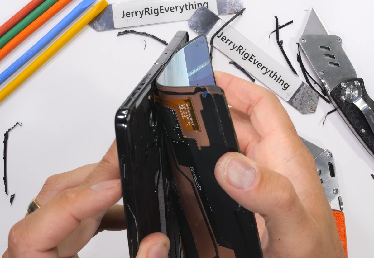 Samsung Galaxy Z Fold5 rozłożony na części. Zobacz, co ma w środku