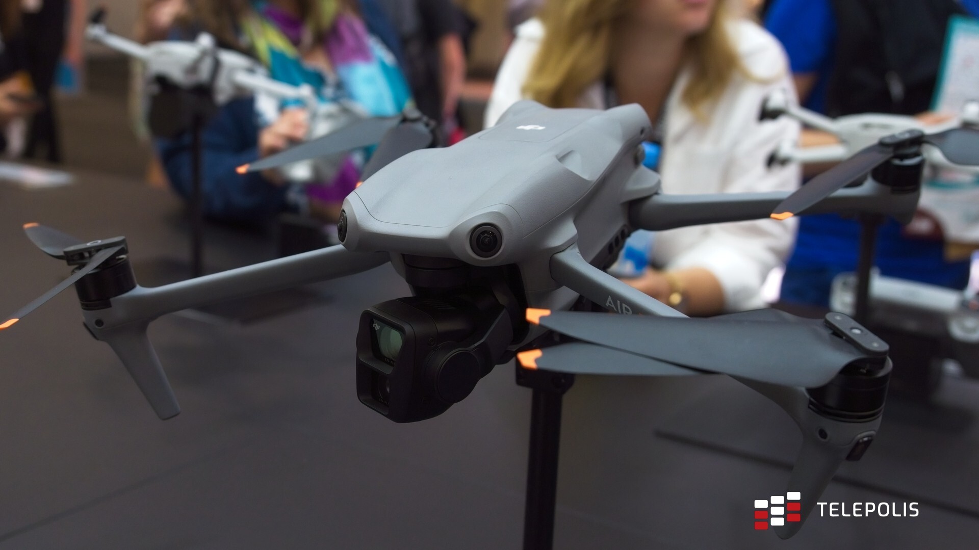 Tym dronem chce się latać! Dwie kamery nagrają wszystko
