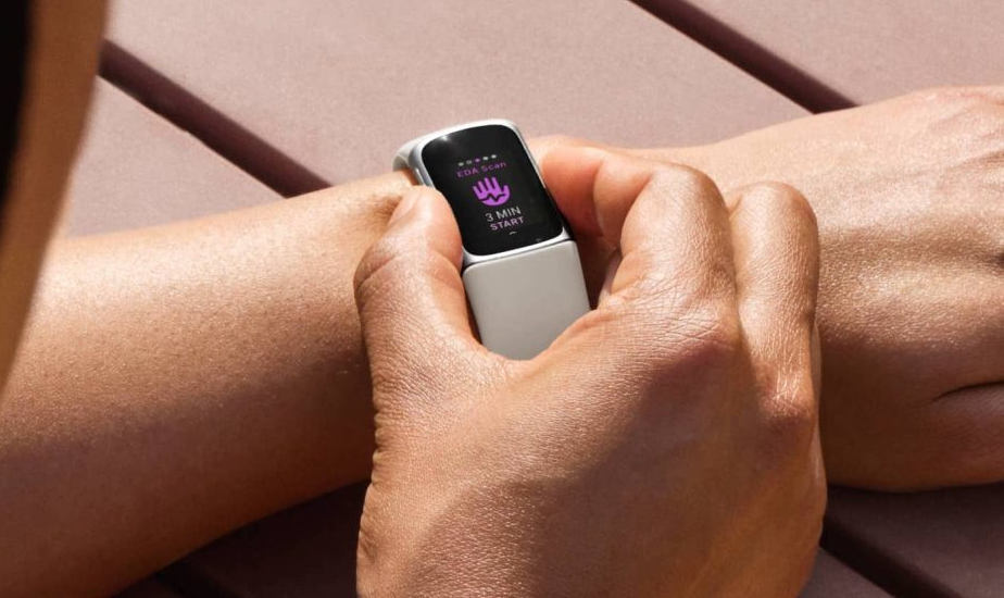 Google prezentuje opaskę Fitbit Charge 6. Ma płatności NFC i apki Google