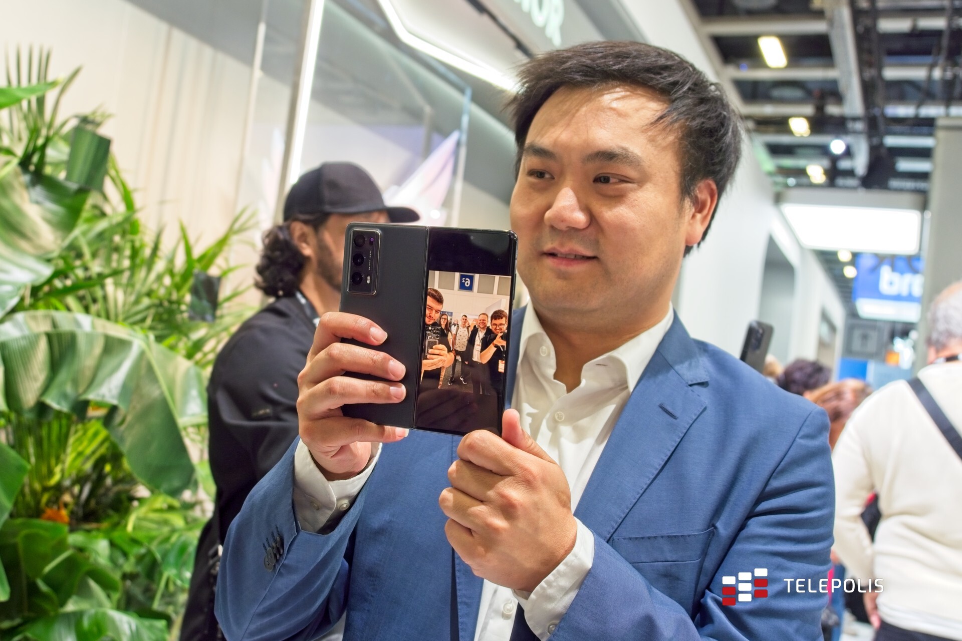 Honor V Purse – smartfon jak damska torebka. Do Europy wkracza Magic V2