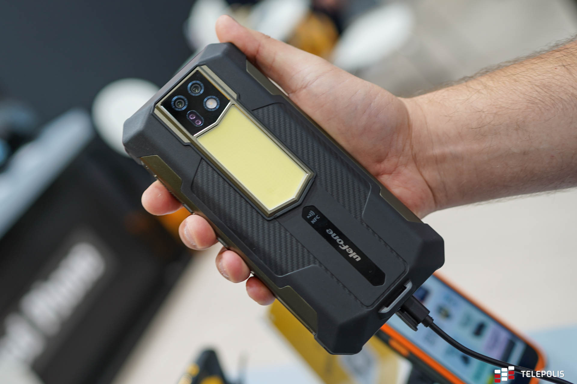 Smartfon apokalipsy zombie. Bateria na rekord, a i przywalić nim można