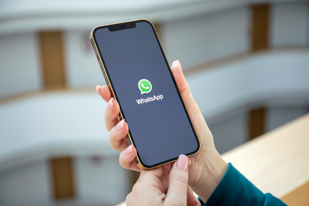 WhatsApp zakazany. Władza chce, by ludzie pisali listy