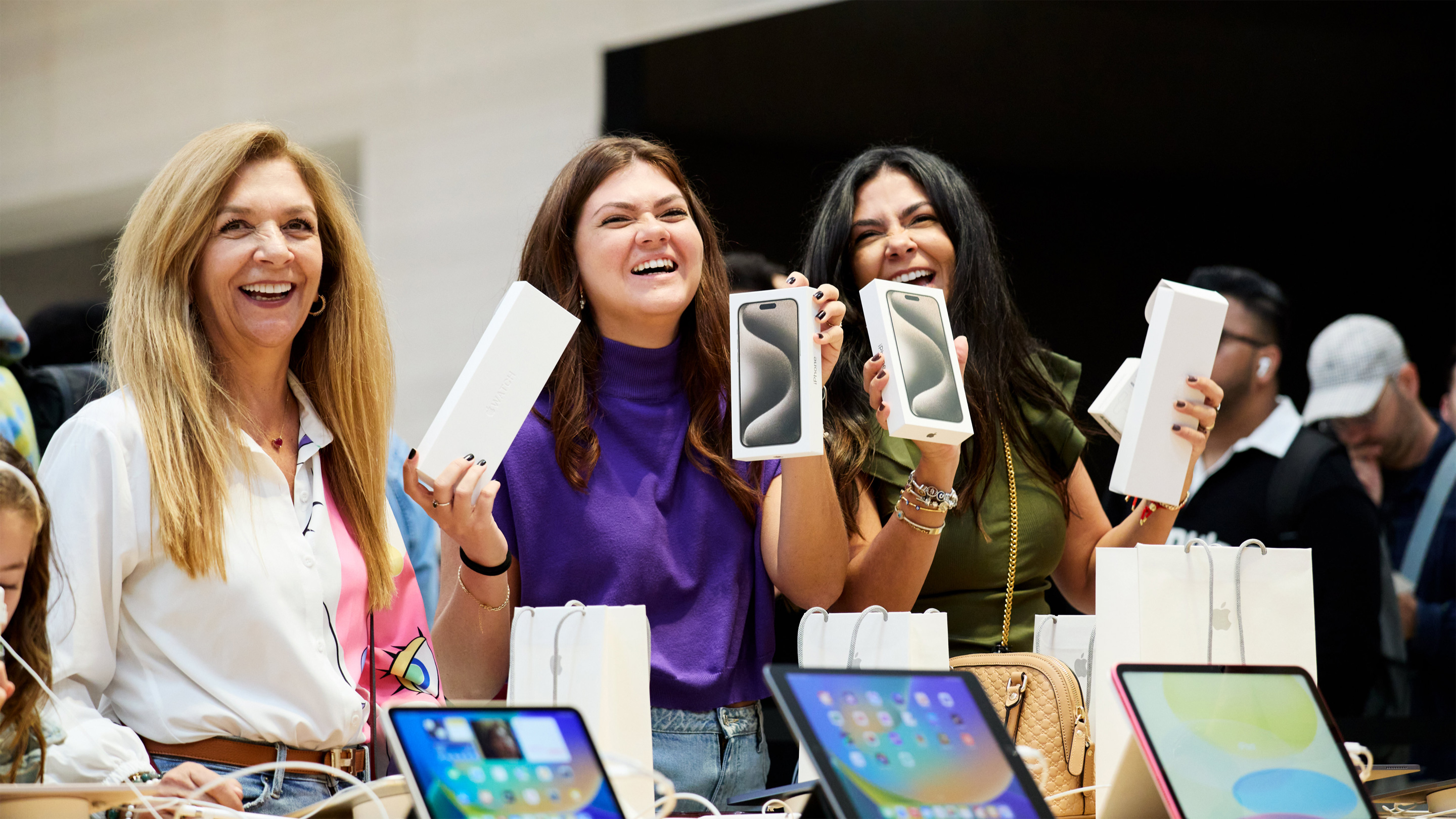 iPhone 15 parzy w ręce. Apple obiecuje poprawę