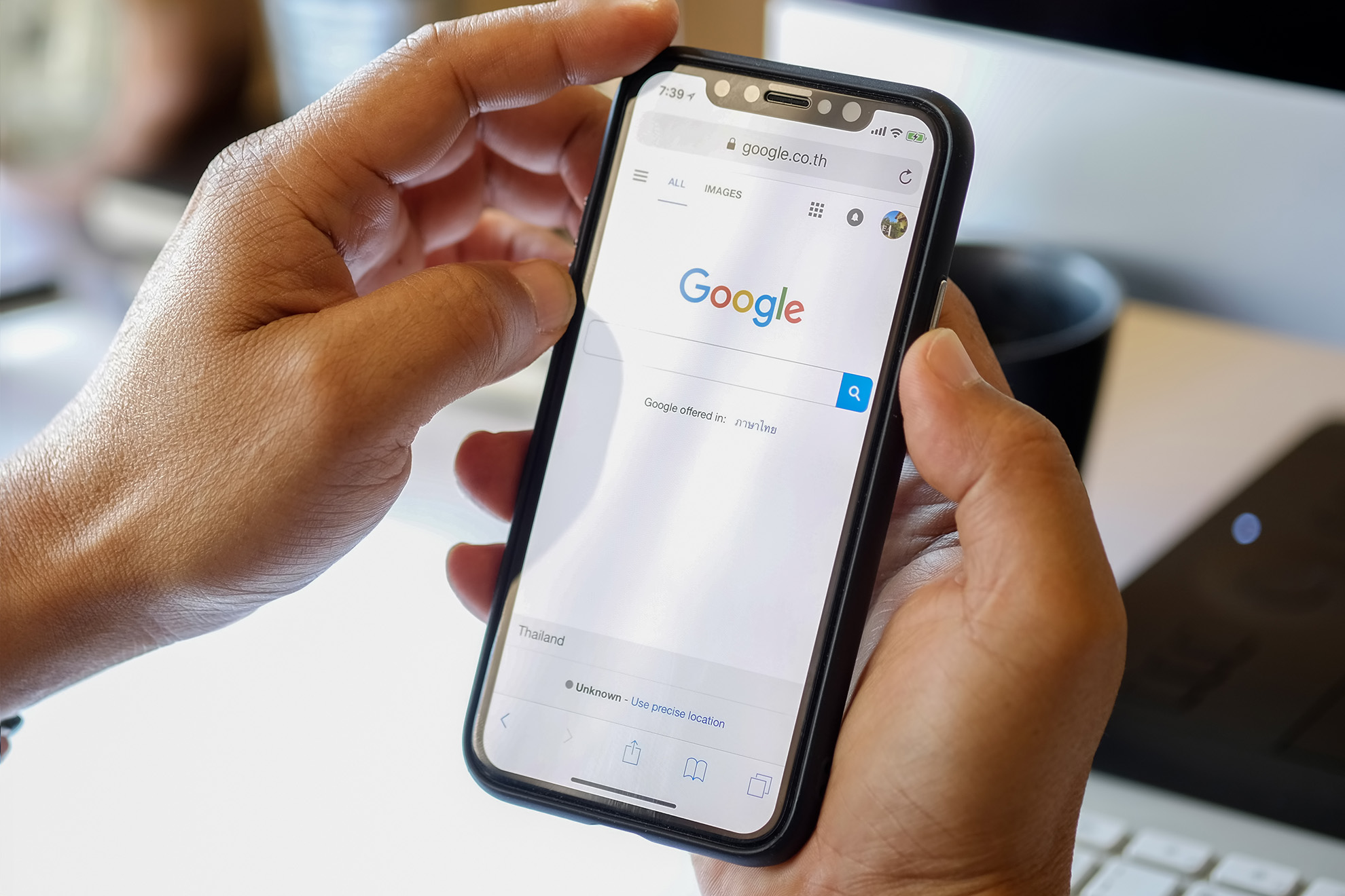 Dlaczego iPhone ma wyszukiwarkę Google? Apple kosi za to kupę siana