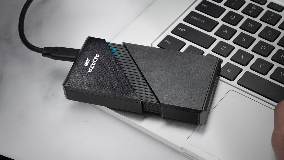 ADATA SE920 to dysk zewnętrzny z wbudowanym wentylatorem